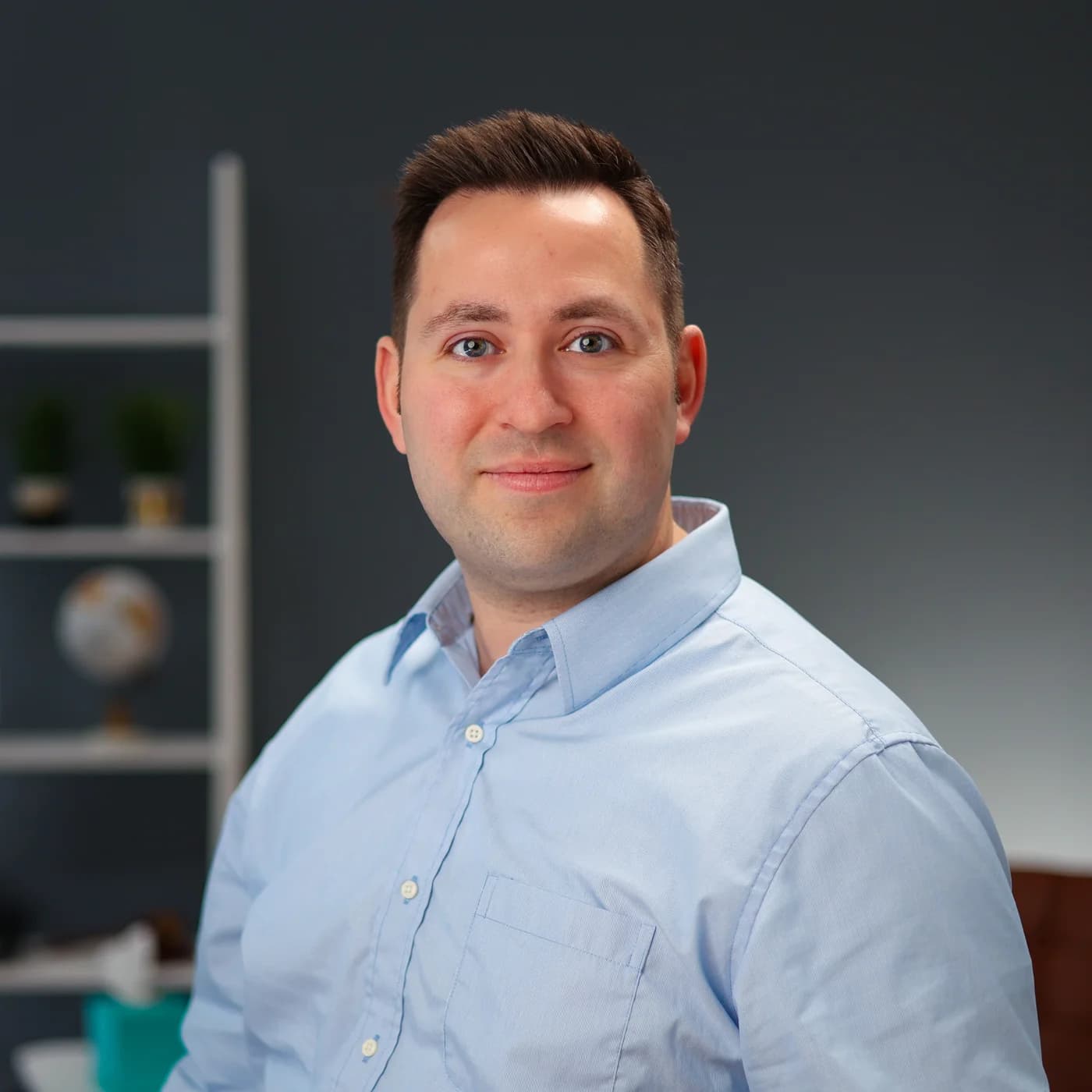 Jacob Tingen, socio director de Tingen Law, con una camisa azul claro abotonada