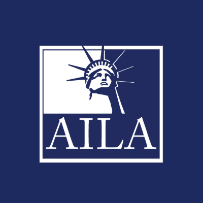 Logotipo de AILA con la antorcha de la Estatua de la Libertad y texto sobre un fondo azul oscuro